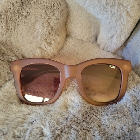 QUAY // ltd ed frosted toffee frame smokey gradient lens modern glam wayfarers - Picture 2 of 12
